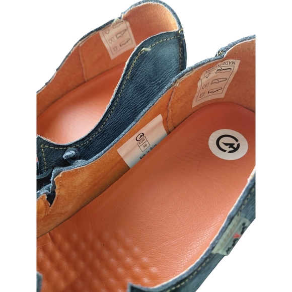 Elegant Black and Red Heels for a Bold Statement - Picture 7 of 9